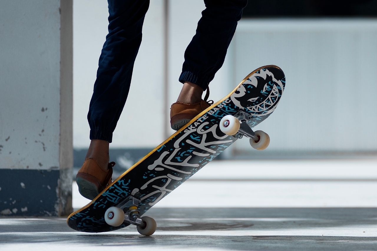 Aos 52 anos, Tony Hawk se emociona ao fazer manobra pela última vez