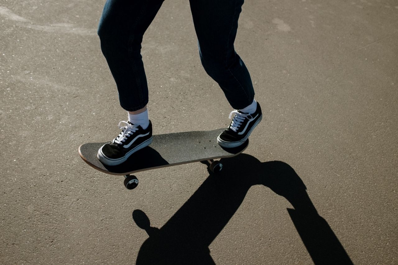 Aos 52 anos, Tony Hawk se emociona ao fazer manobra pela última vez